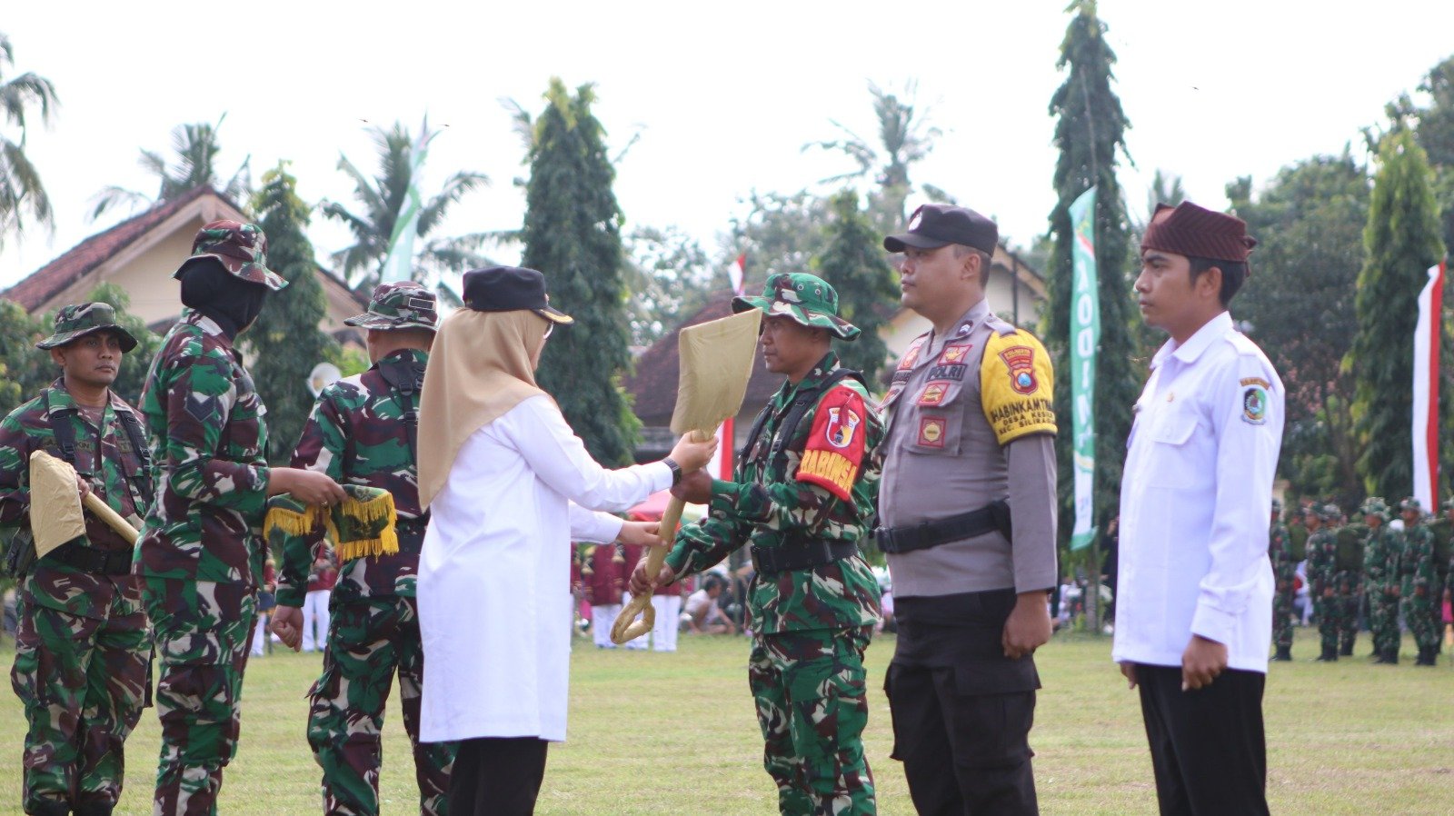 *TNI Manunggal Bersama Rakyat, Gotong Royong Wujudkan Pembangunan Fisik dan Kuatkan Mental Spiritual*