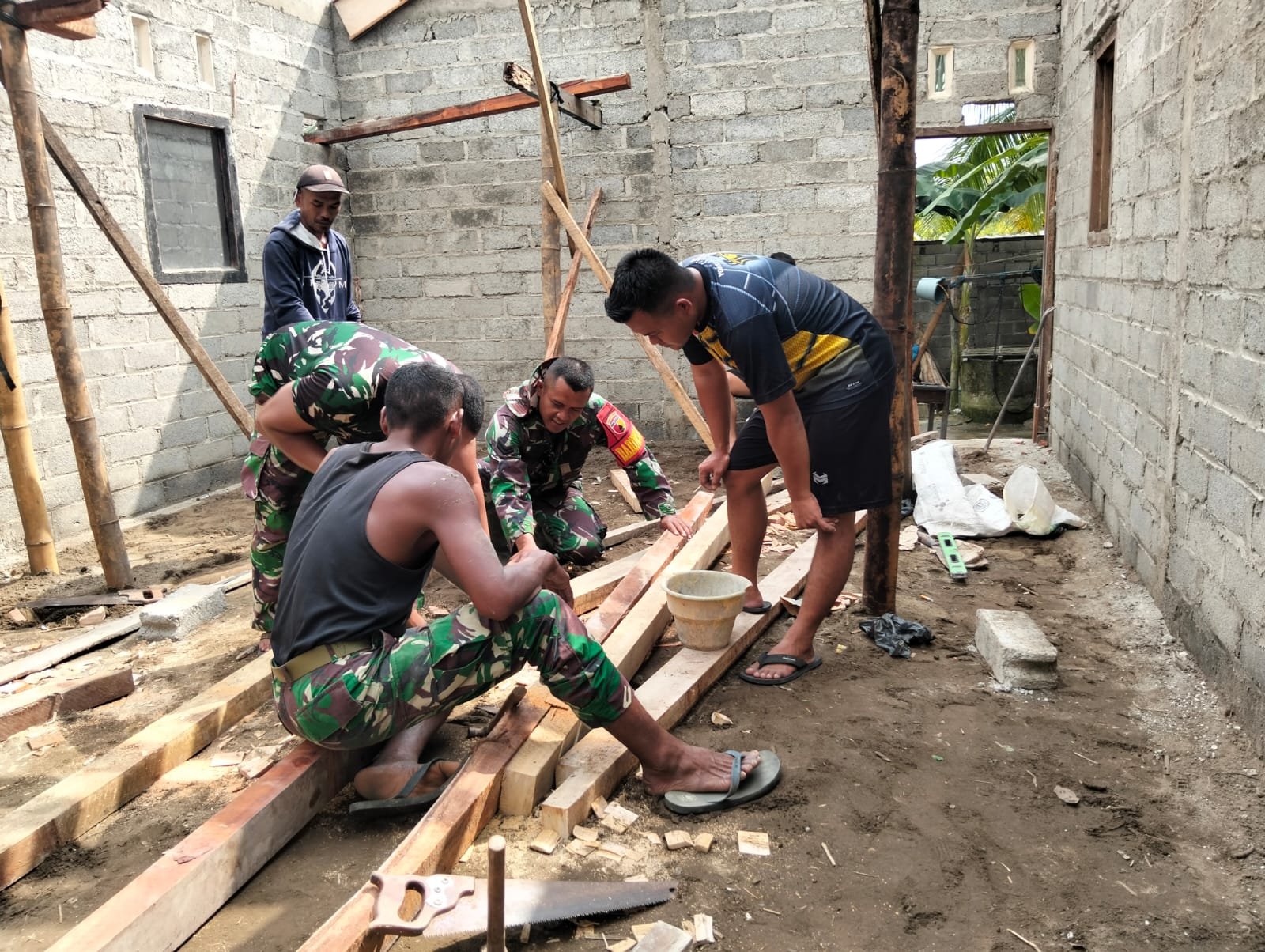 Sertu Bambang Darmawan Babinsa Ds. Kesilir Bersama Anggota Melaksanakan Kerja Bakti Bersama Warga Membangun Rumah Warga dalam Program TMMD, Bertempat di Rumah Ibu Umiyati