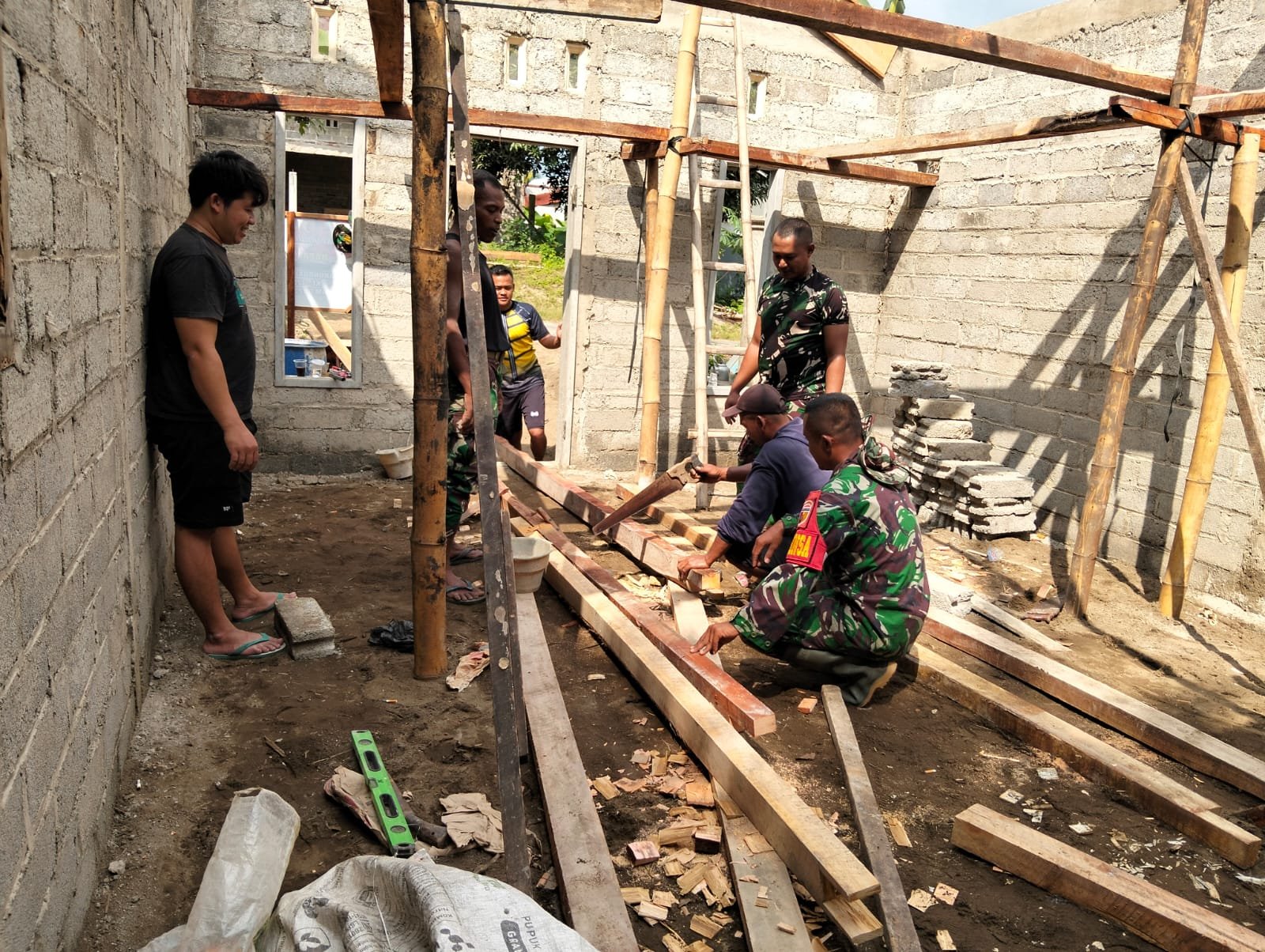Gotong Royong Satgas TMMD 125 Kodim 0825/Banyuwangi Wujudkan Rumah Layak Huni untuk Warga Siliragung