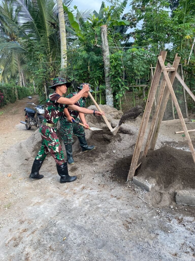 Awali Hari dengan Doa, TNI dan Warga Banyuwangi Wujudkan TMMD yang Produktif