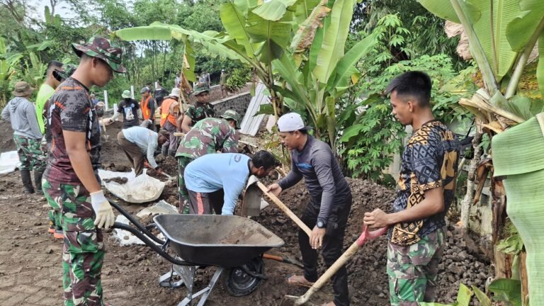 Satukan Tenaga, TNI dan Warga Dorong Angkong Demi Pembangunan di Pelosok Siliragung