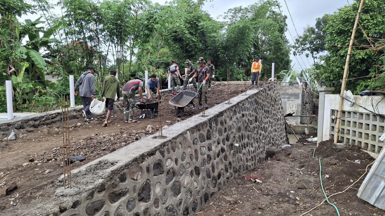 Satgas TMMD Kodim 0825/Banyuwangi Hadirkan Solusi Sederhana di Medan Sulit: Angkong Jadi Kunci Pembangunan
