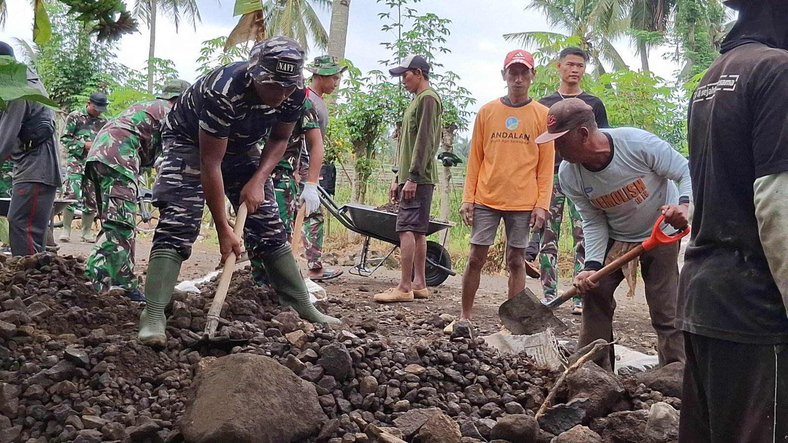 Kebersamaan TNI dan Warga Warnai Pembangunan Infrastruktur di TMMD ke-125 Kodim 0825/Banyuwangi