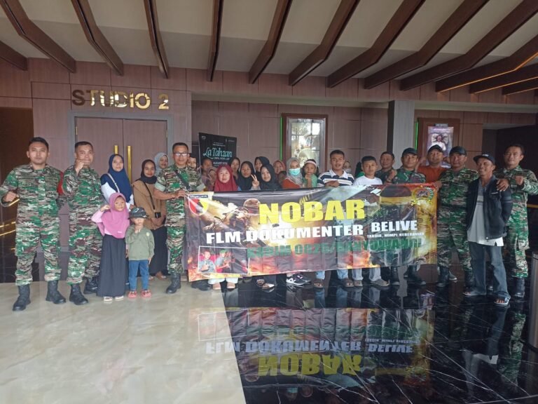 Personel Koramil 0825/06 Gambiran dan Masyarakat Nobar Film “Believe,” Pererat Kebersamaan