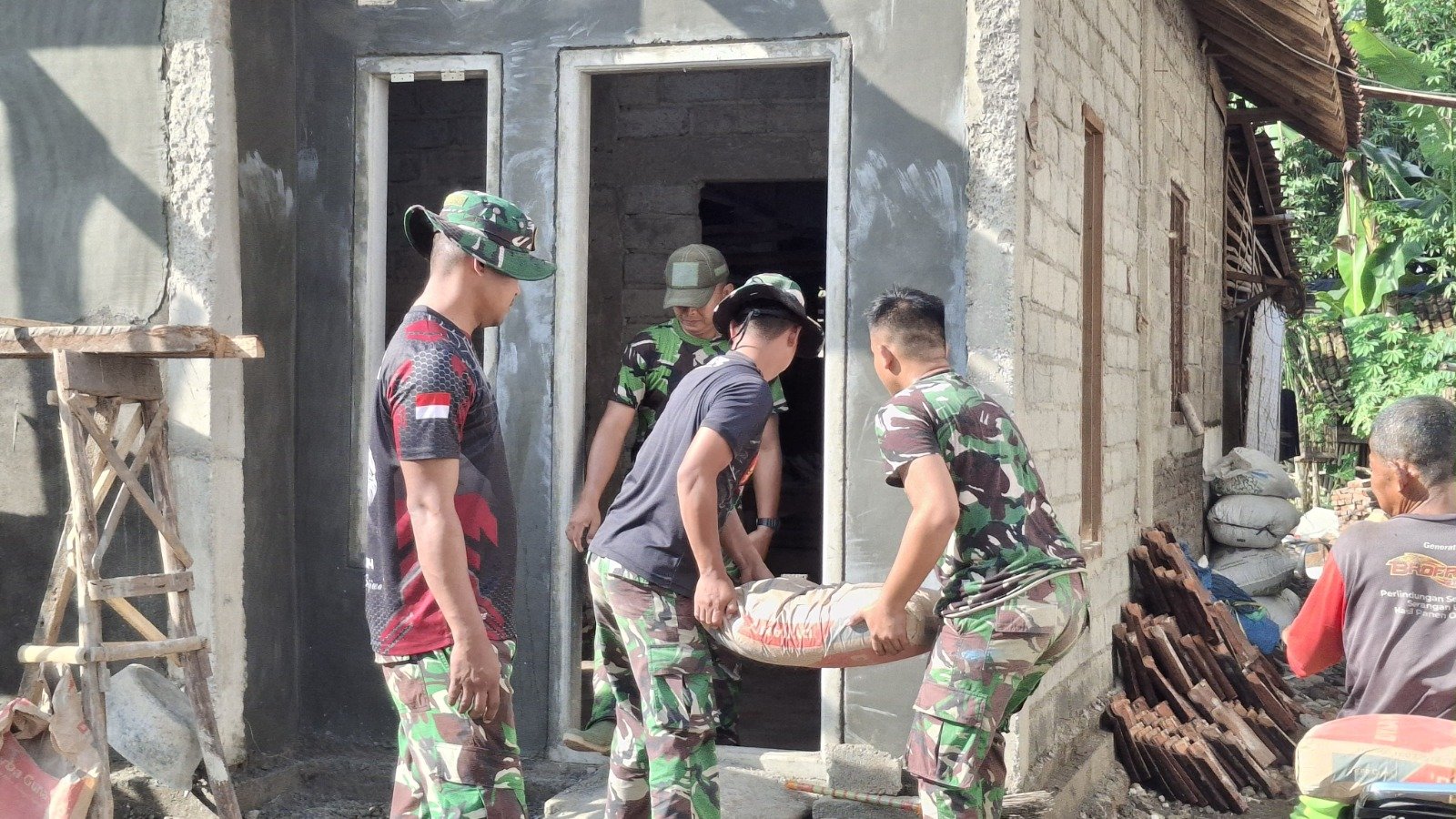 TNI dan Warga Bersatu Bangun Harapan: Progres Rutilahu TMMD ke-125 di Rumah Ibu Sulami Terus Berjalan