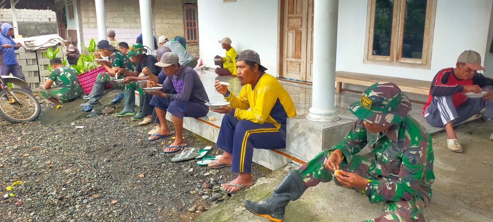 Kebersamaan Satgas TMMD dan Warga dalam Suasana Makan Bersama di Desa Seneporejo