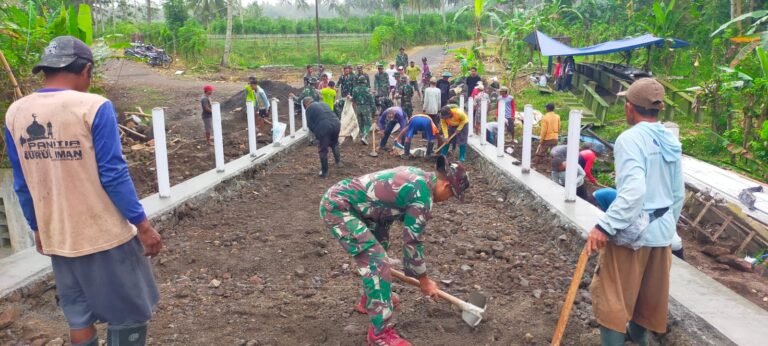 Babinsa Posramil 0825/24 Siliragung Sertu Bambang Pimpin Langsung Aksi Gotong Royong Demi Percepatan Pembangunan Jembatan TMMD Ke 125 Di Desa Kesilir