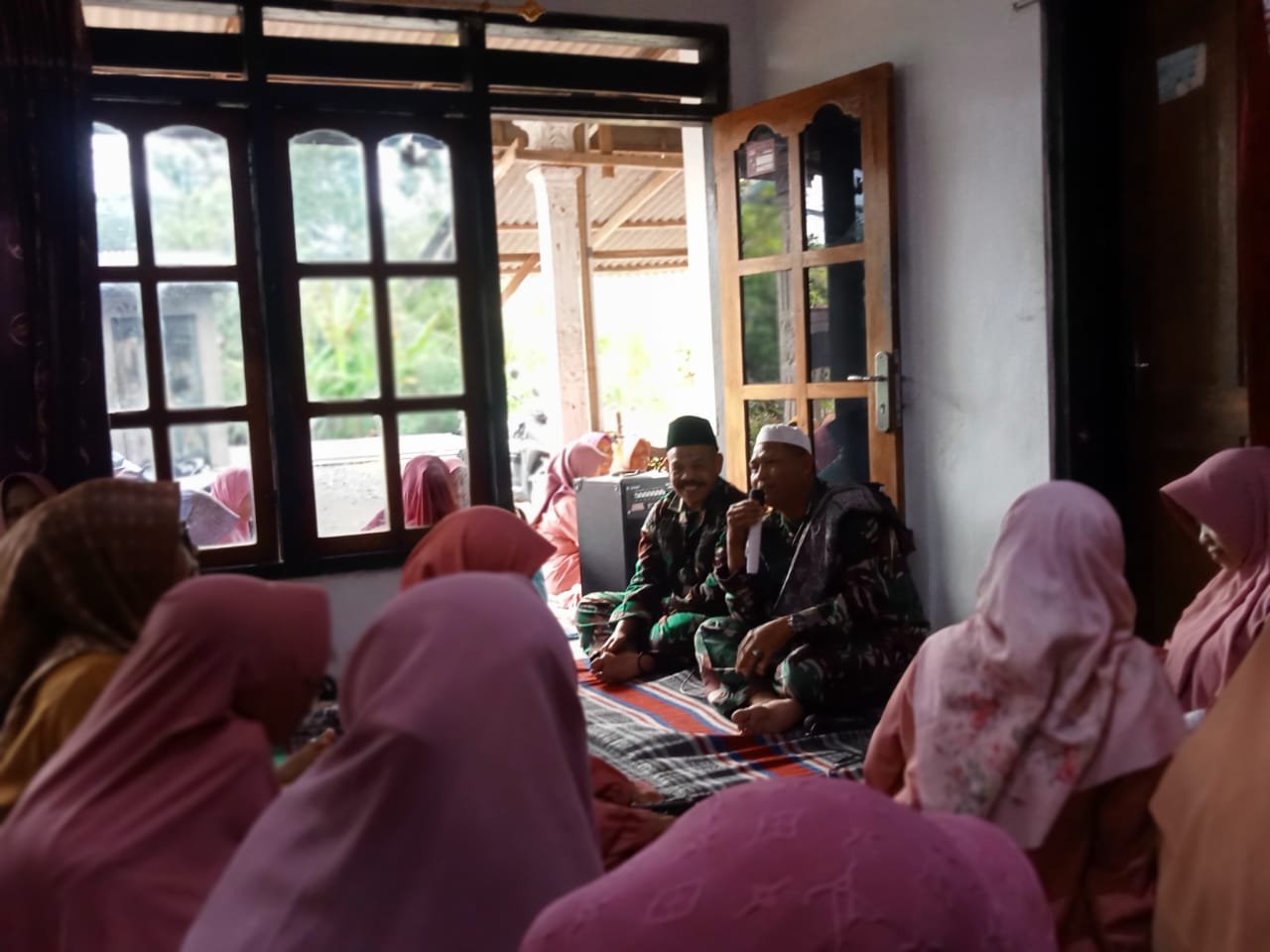 Bintalrem 083/Bdj Gelar Pengajian Bersama Ibu-Ibu Muslimat di Rumah Ibu Mu’tiah, Wujudkan Kegiatan Non-Fisik TMMD ke-125