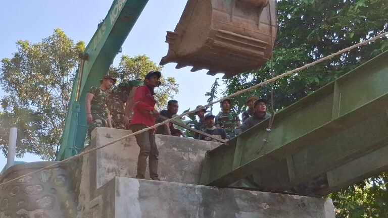 Progres Pembangunan Jembatan TMMD 125 Memasuki Tahap Krusial, Satgas Mulai Pasang Rangka Besi Penghubung Pondasi