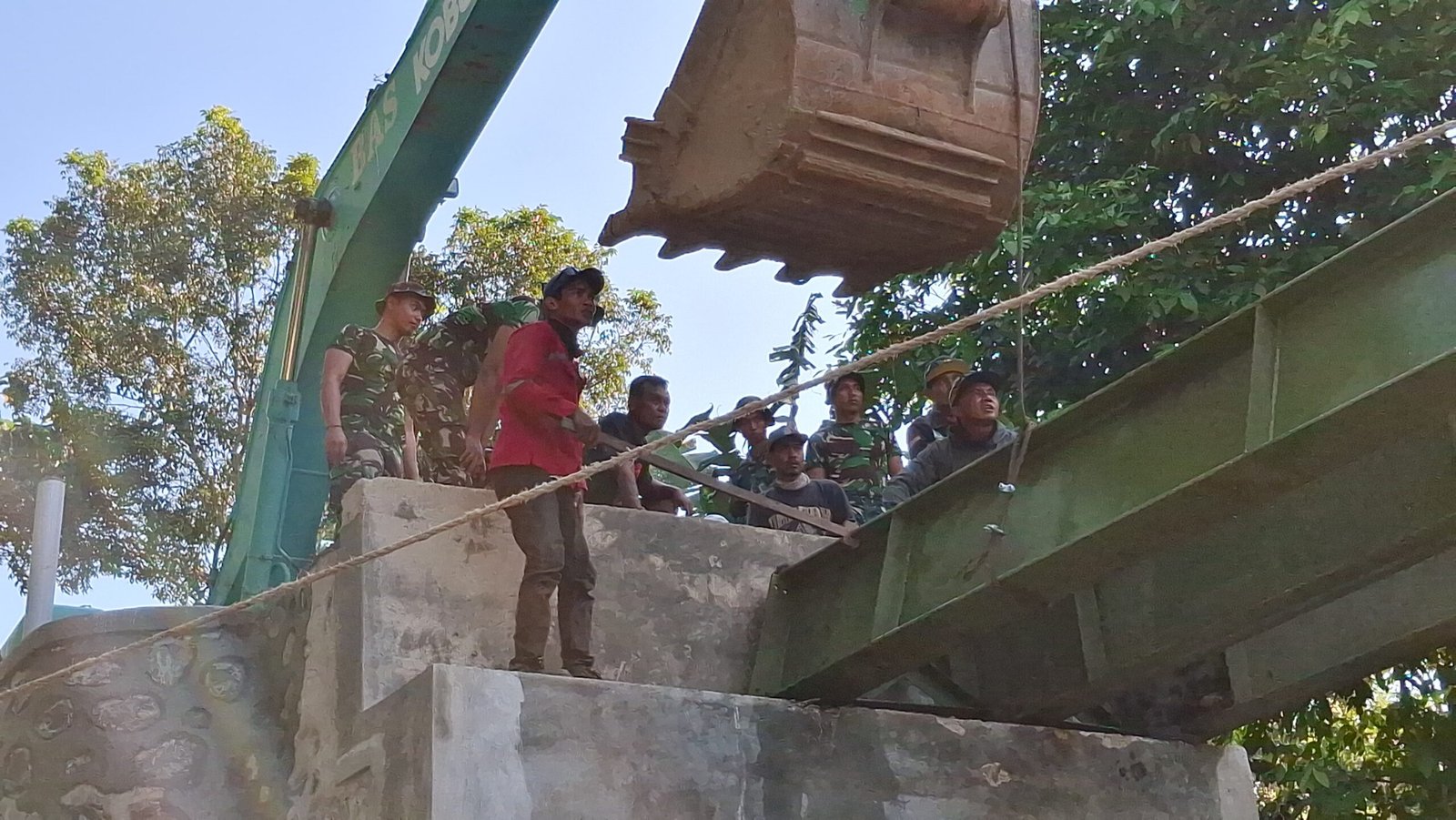 Progres Pembangunan Jembatan TMMD 125 Memasuki Tahap Krusial, Satgas Mulai Pasang Rangka Besi Penghubung Pondasi