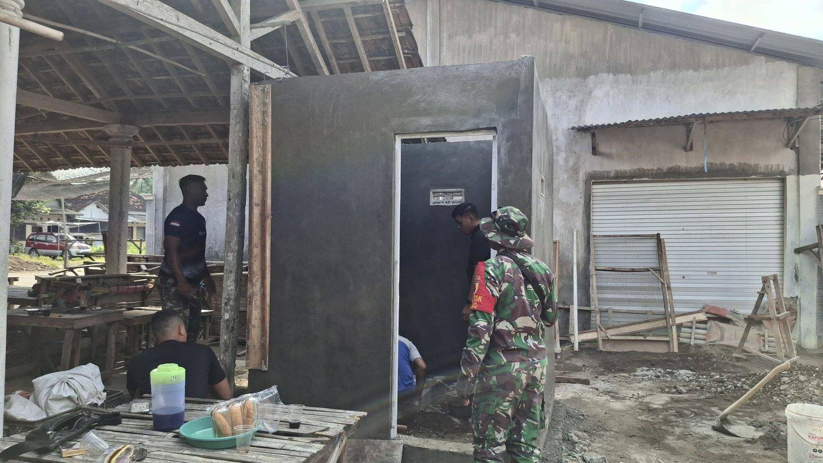 Wujudkan Sanitasi Layak, Satgas TMMD Ke-125 Kejar Target Penyelesaian MCK Di Desa Siliragung