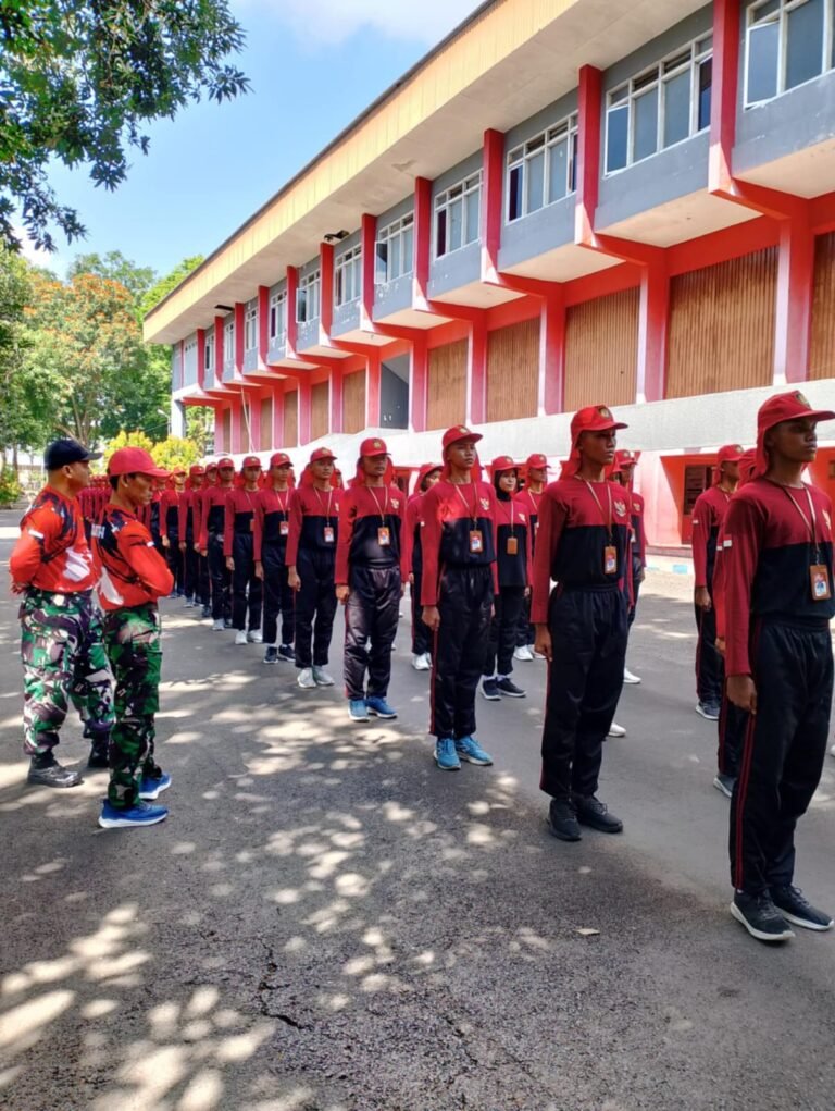 Pelatih Paskib Kodim 0825/Banyuwangi Latih Calon Pasukan Pengibar Bendera di GOR Tawang Alun