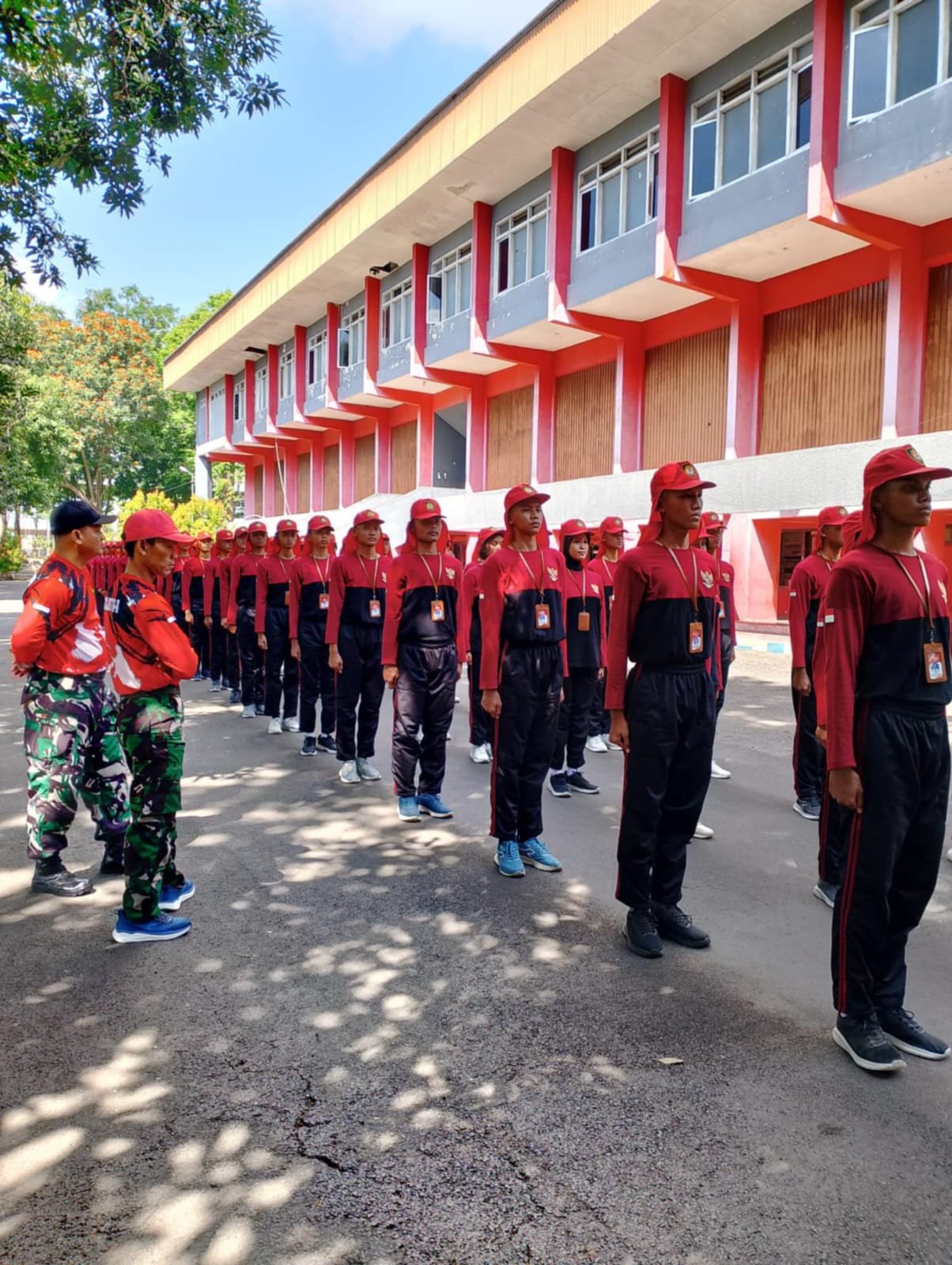 Pelatih Paskib Kodim 0825/Banyuwangi Latih Calon Pasukan Pengibar Bendera di GOR Tawang Alun