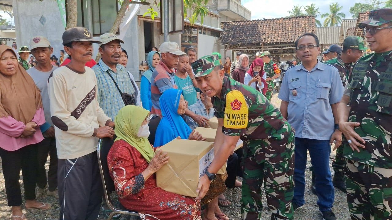 Tim Wasev TMMD ke-125 Gelar Bakti Sosial di Kecamatan Siliragung