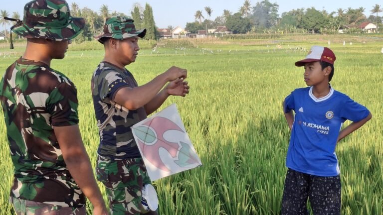 Lebih dari Sekadar Membangun, Satgas TMMD 125 Rajut Kebersamaan dengan Anak-anak Siliragung