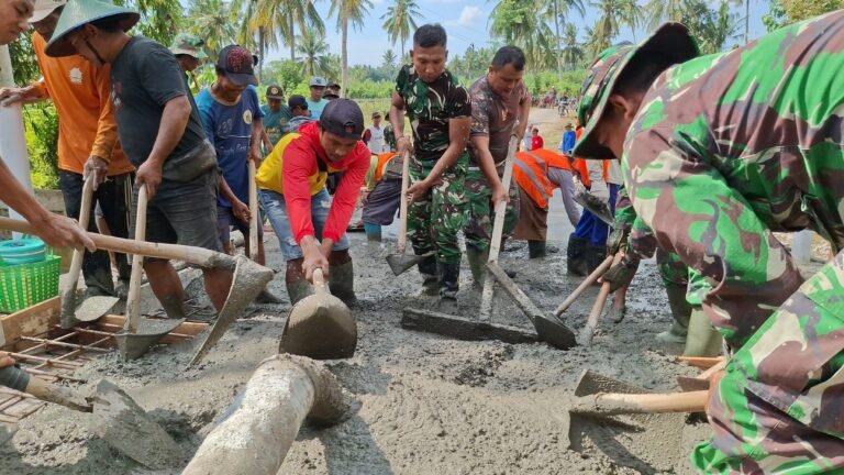 Satgas TMMD 125 Kodim Banyuwangi Laksanakan Pengecoran Jembatan Penghubung Desa di Siliragung