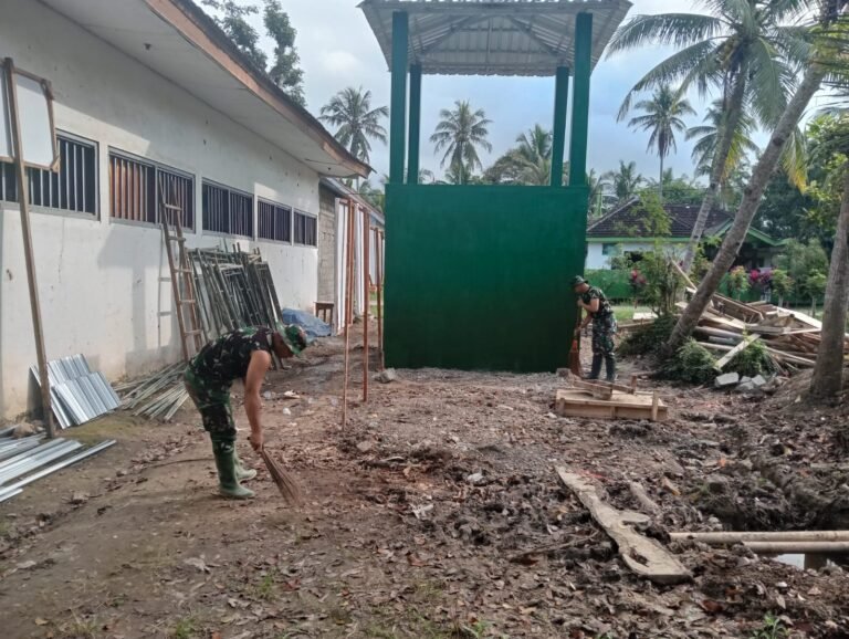 Anggota Satgas TMMD Lakukan Pembersihan di Sekitar Sumur Bor dan MCK
