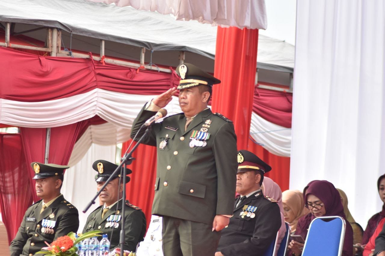 Kasdim 0825/Banyuwangi Pimpin Upacara HUT RI Ke-80 Satgas TMMD 125 Di Lapangan Siliragung