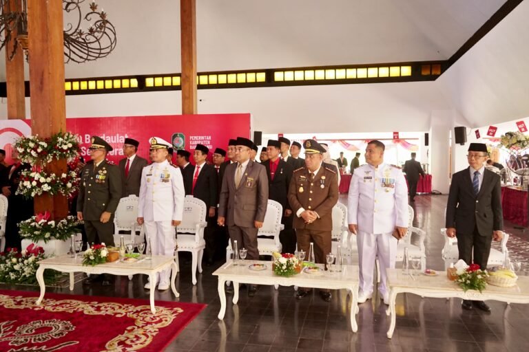 Dandim 0825/Banyuwangi Ikuti Upacara Detik-Detik Proklamasi dan Pengibaran Bendera di Istana Negara Secara Virtual