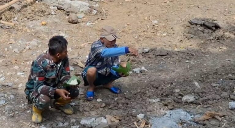 Satgas TMMD ke-125 Kodim 0825/Banyuwangi Humanis dengan Warga di Sela Istirahat