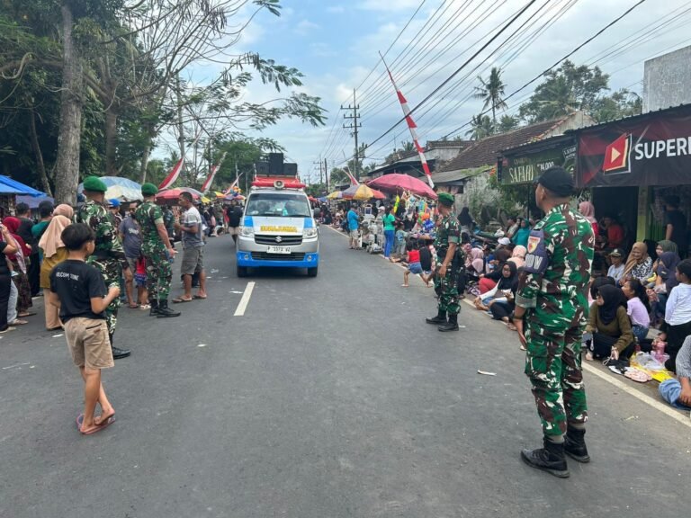 Pasukan Satgas TMMD Turun Langsung Bantu Pengamanan Karnaval di Siliragung