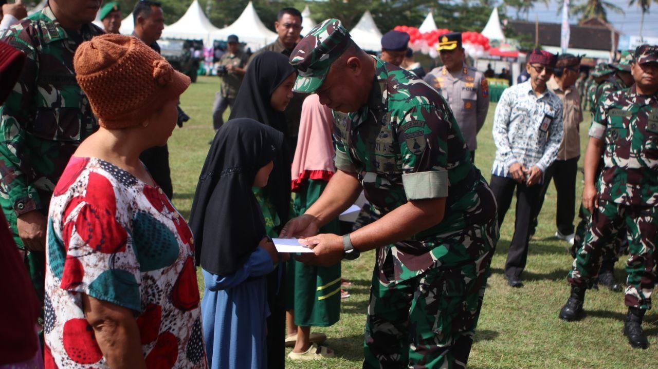 Bakti Sosial Warnai Penutupan TMMD ke-125 Kodim 0825 Banyuwangi