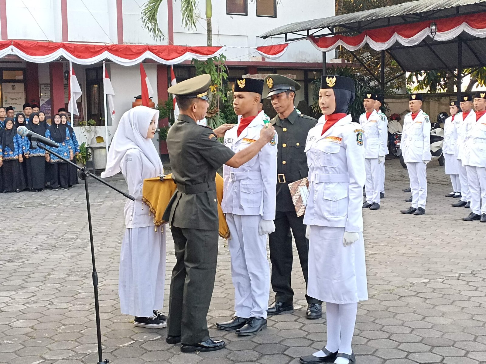 Danramil 0825/06 Gambiran Kukuhkan Anggota Paskibra Kecamatan Gambiran