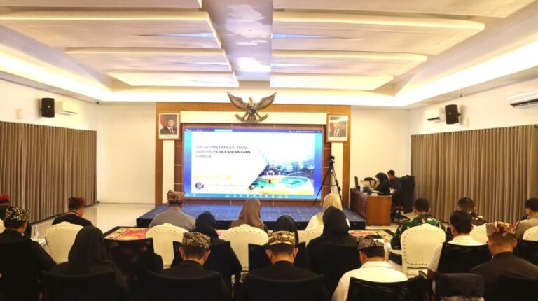 Dandim 0825/Banyuwangi Bersama Forkopimda Ikuti Arahan Mendagri dan Ka Bulog Terkait Sosialisasi Penyaluran Beras
