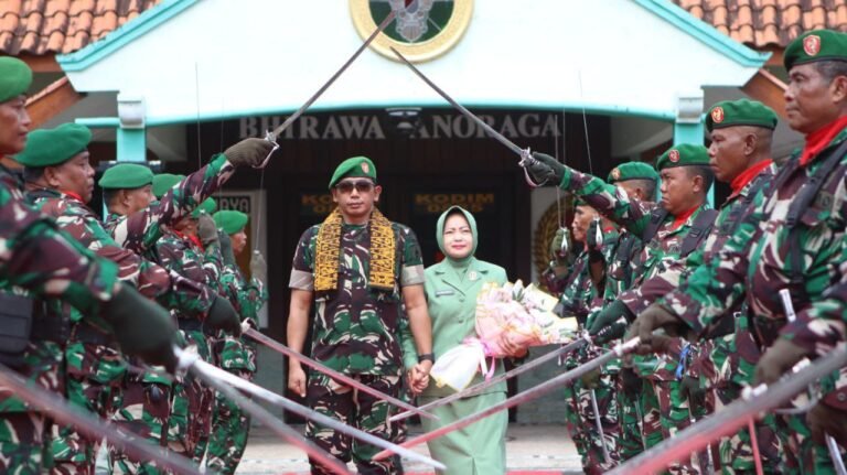 Acara Penerimaan Dandim 0825/Banyuwangi Letkol Arm Tryadi Indra Wijaya S.H., M.I.P. Dan Pelepasan Letkol Arh Joko Sukoyo, S.Sos.M.Han. Di Makodim 0825/Banyuwangi