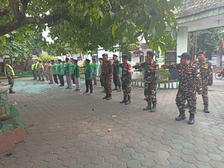 Personil Koramil 0825/06 Gambiran beserta Satpol PP, Banser dan GP Ansor Perkuat Sinergi dalam Apel Bersama Jaga Kondusifitas Wilayah.