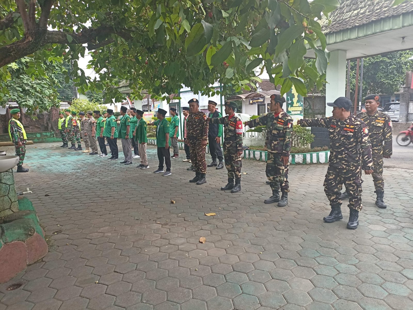 Personil Koramil 0825/06 Gambiran beserta Satpol PP, Banser dan GP Ansor Perkuat Sinergi dalam Apel Bersama Jaga Kondusifitas Wilayah.