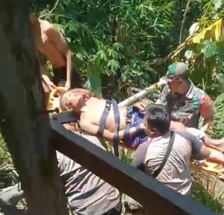 Babinsa Koramil 0825/20 Songgon Evakuasi Warga Jatuh Dari Tebing Sungai Binau