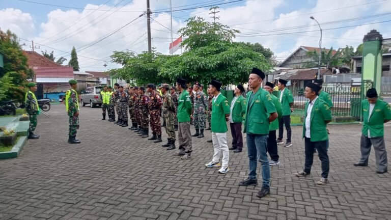 Sinergitas Anggota Koramil Genteng Dan Banser Laksanakan Apel Dan Patroli Gabungan Di Wilayah Kecamatan Genteng