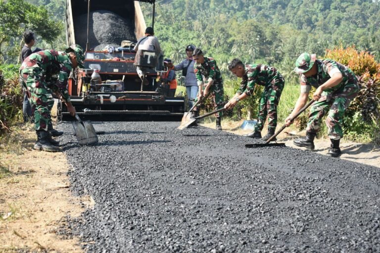 Satgas TMMD ke-126 Kodim 0818/Malang Batu Melaksanakan Pengaspalan Jalan di Dusun Sukomaju Dalam rangka mendukung percepatan pembangunan infrastruktur desa,