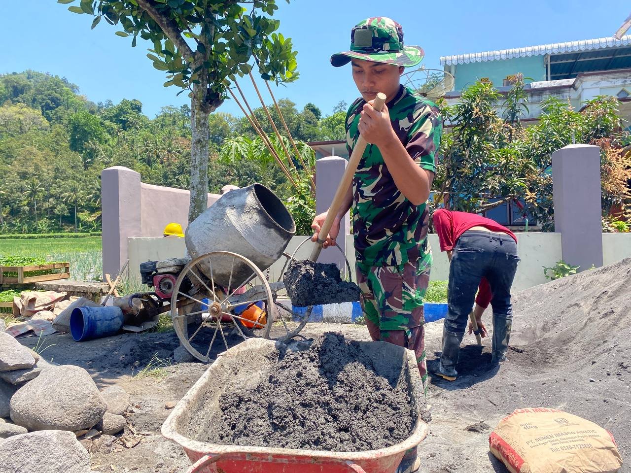 Satgas TMMD ke-126 Kodim 0818 Bersama Warga Dusun Krajan A Bangun Drainase Secara Gotong Royong