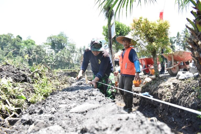 Satgas TMMD Kodim 0818 dan Warga Lebakharjo Kompak Bangun Drainase untuk Cegah Banjir