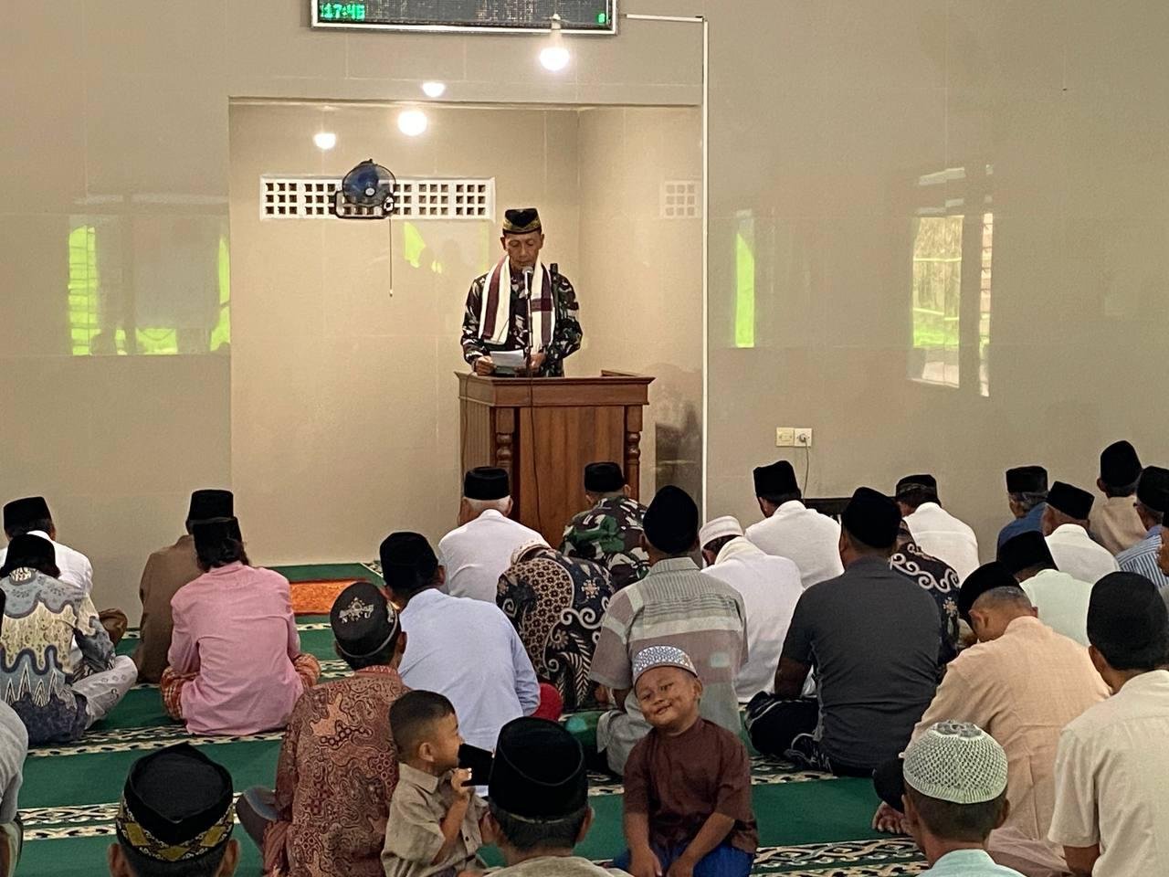 Pabintal Korem 083/Bdj Letda Inf Jaenuri memberikan khutbah Sholat Jumat di Masjid Al-Amin, Desa Lebakharjo, Kecamatan Ampelgading, Kabupaten Malang, Dalam rangka mendukung program TMMD ke-126 Kodim 0818/Malang-Batu. Khutbah yang disampaikan mengangkat penting mengenai bahaya judi online yang tengah marak di masyarakat saat ini.