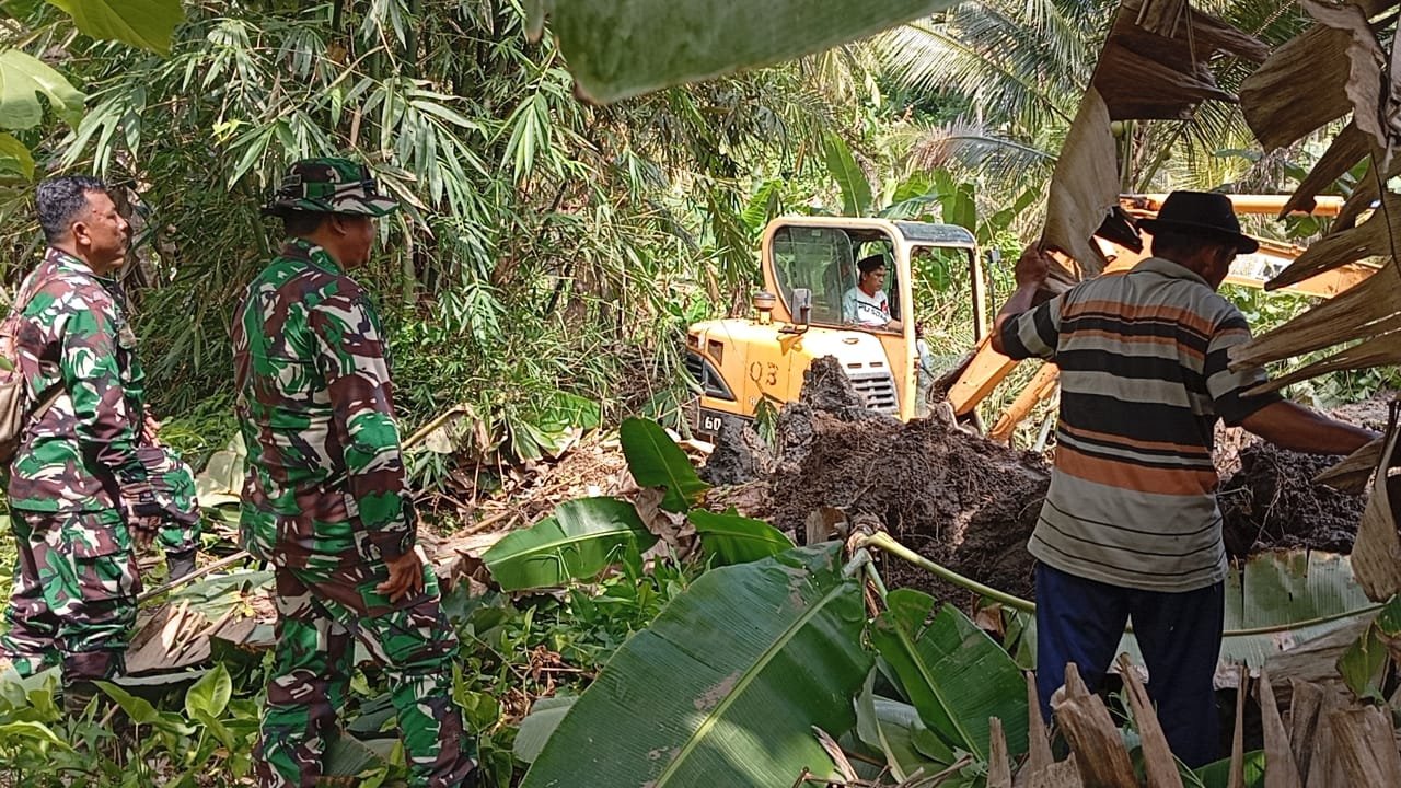Proses pengerjaan normalisasi aliran sungai dari Bukit Antrokan sepanjang 1,3 kilometer di Dusun Lebaksari pada TMMD 126 Lebakharjo,