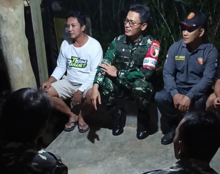 Suasana malam di Desa Lebakharjo, Kecamatan Ampelgading, Kabupaten Malang, Jawa Timur,  terasa hangat dan penuh keakraban