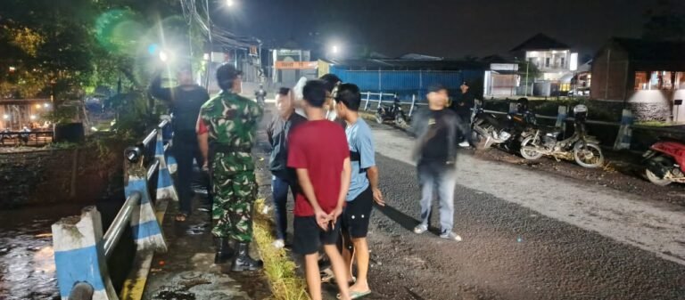 Babinsa Koramil 0825/04 Genteng Bersama Aparat Desa Gencarkan Penertiban, Ciptakan Lingkungan yang Lebih Produktif