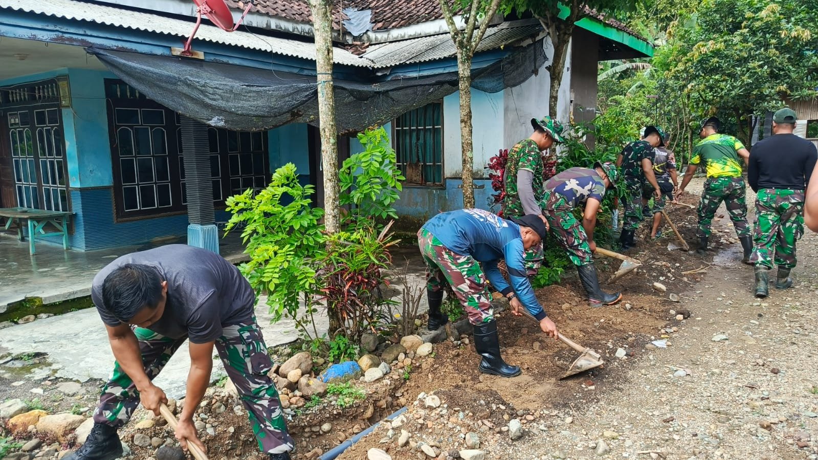 Serka Agus Widodo, anggota Satgas TMMD dari Yon Armed 1/AY/2/2 Kostrad, bersama personel lainnya tanpa kenal lelah melanjutkan pekerjaan penggalian jalur pipanisasi di Dusun Sengkaringan,
