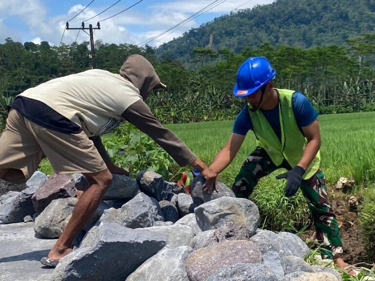 Membangun Desa (TMMD) ke-126 Kodim 0818/Malang-Batu terus menunjukkan semangat pengabdian di Desa Lebakharjo,