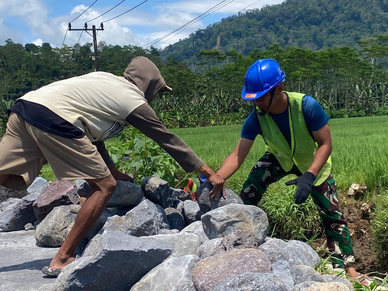 Membangun Desa (TMMD) ke-126 Kodim 0818/Malang-Batu terus menunjukkan semangat pengabdian di Desa Lebakharjo,