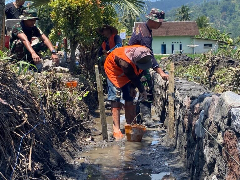 Satgas TMMD Kodim 0818/Malang-Batu terus melaksanakan kegiatan fisik berupa pembangunan drainase di Dusun Krajan, Desa Lebakharjo, Kecamatan Ampelgading, Kabupaten Malang.