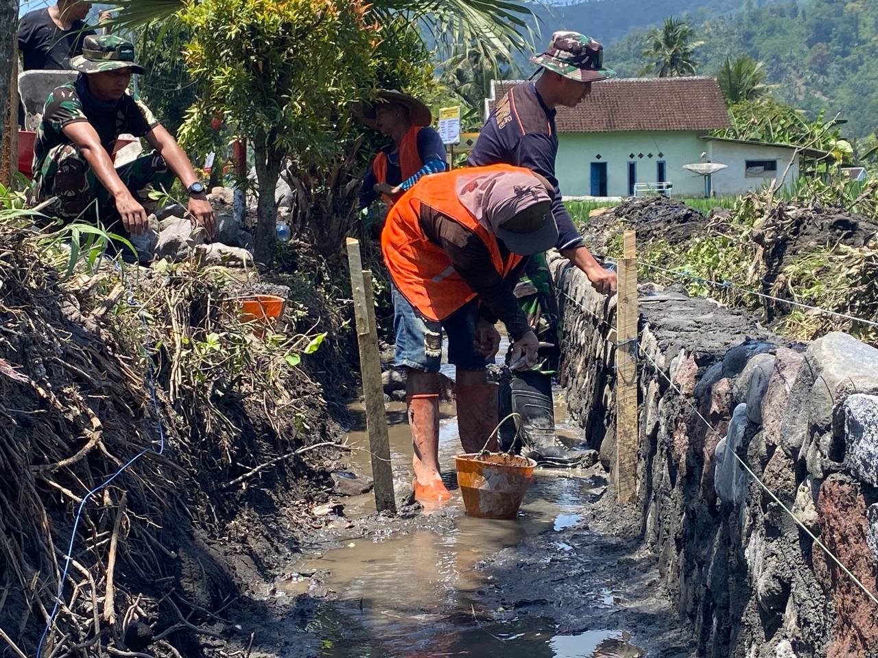 Satgas TMMD Kodim 0818/Malang-Batu terus melaksanakan kegiatan fisik berupa pembangunan drainase di Dusun Krajan, Desa Lebakharjo, Kecamatan Ampelgading, Kabupaten Malang.