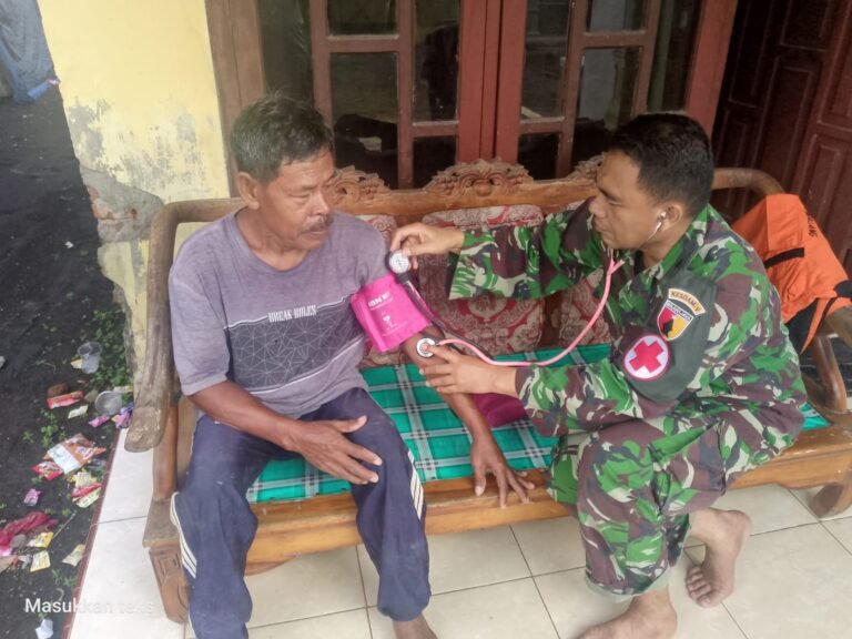 Satuan Tugas (Satgas) TMMD melaksanakan kegiatan non-fisik yang sangat menyentuh kebutuhan dasar masyarakat, yaitu pemeriksaan kesehatan gratis