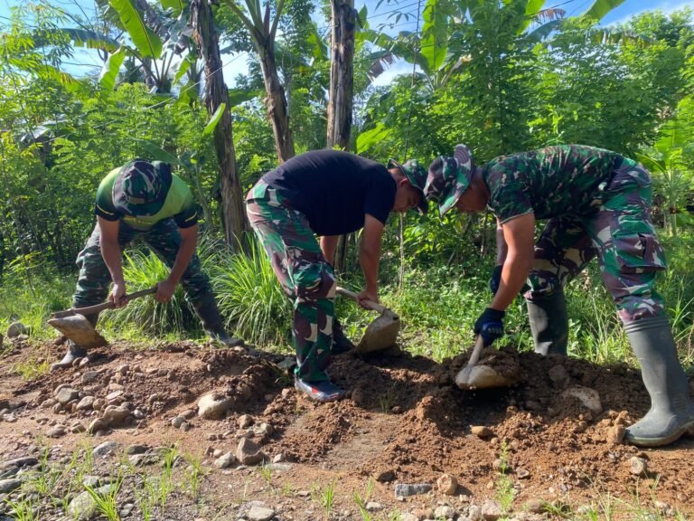 Pemasangan jaringan pipanisasi untuk memenuhi kebutuhan air bersih bagi warga di wilayah Desa Lebakharjo, Kecamatan Ampelgading, Kabupaten Malang