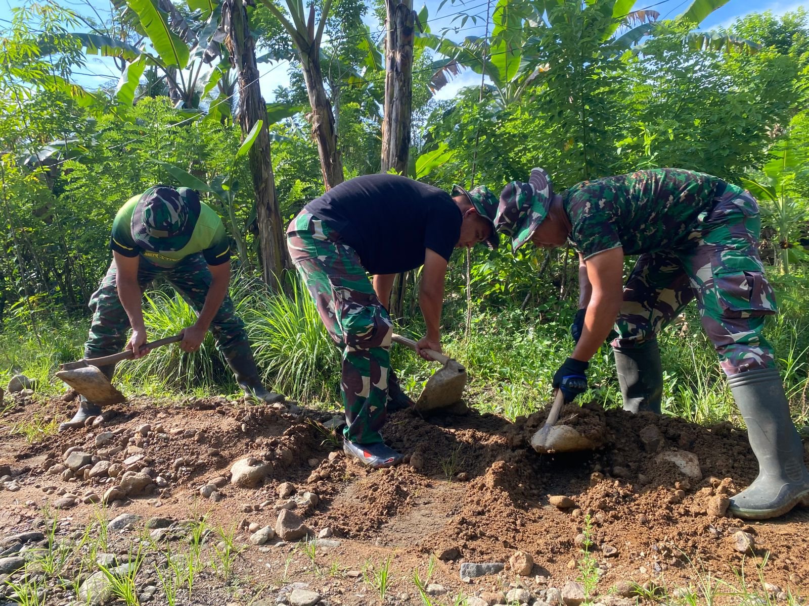 Pemasangan jaringan pipanisasi untuk memenuhi kebutuhan air bersih bagi warga di wilayah Desa Lebakharjo, Kecamatan Ampelgading, Kabupaten Malang