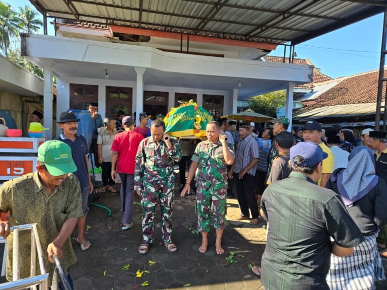 Satgas TNI Manunggal Membangun Desa (TMMD) ke-126 Kodim 0818/Malang-Batu menunjukkan kepedulian sosial yang tinggi dengan menghadiri takziah salah satu warga yang meninggal dunia di Dusun Krajan 1B Desa Lebakharjo, Kecamatan Ampelgading, Kabupaten Malang.