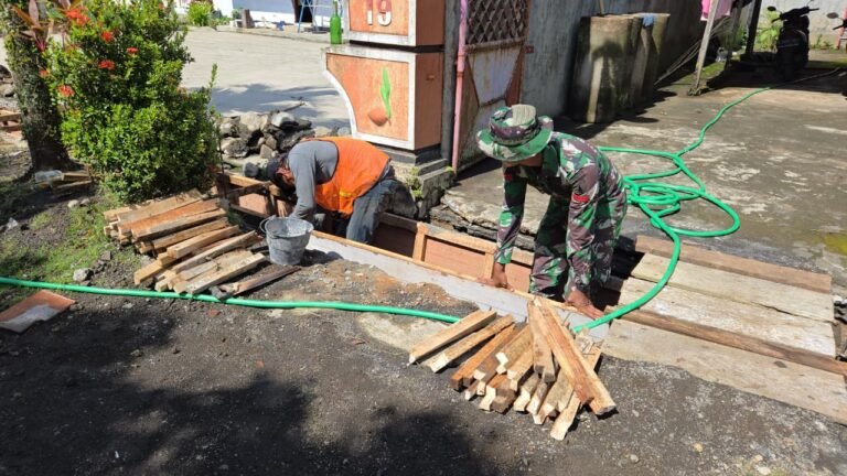 Semangat TNI Manunggal Membangun Desa (TMMD) ke-126 Kodim 0818/Malang-Batu terus berkobar di Dusun Krajan, Desa Lebakharjo